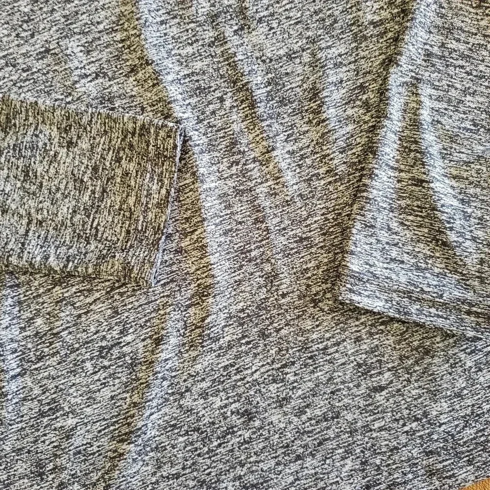 *UNDER ARMOUR, Size  M, Long sleeve, Black and Grey - Picture 6 of 8